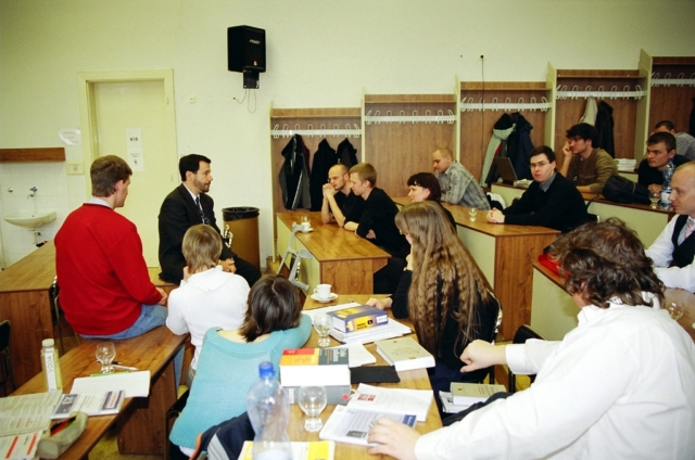 Diskuse se studenty právnické fakulty v průběhu soutěže o cenu Prof. Jaroslava Stránského